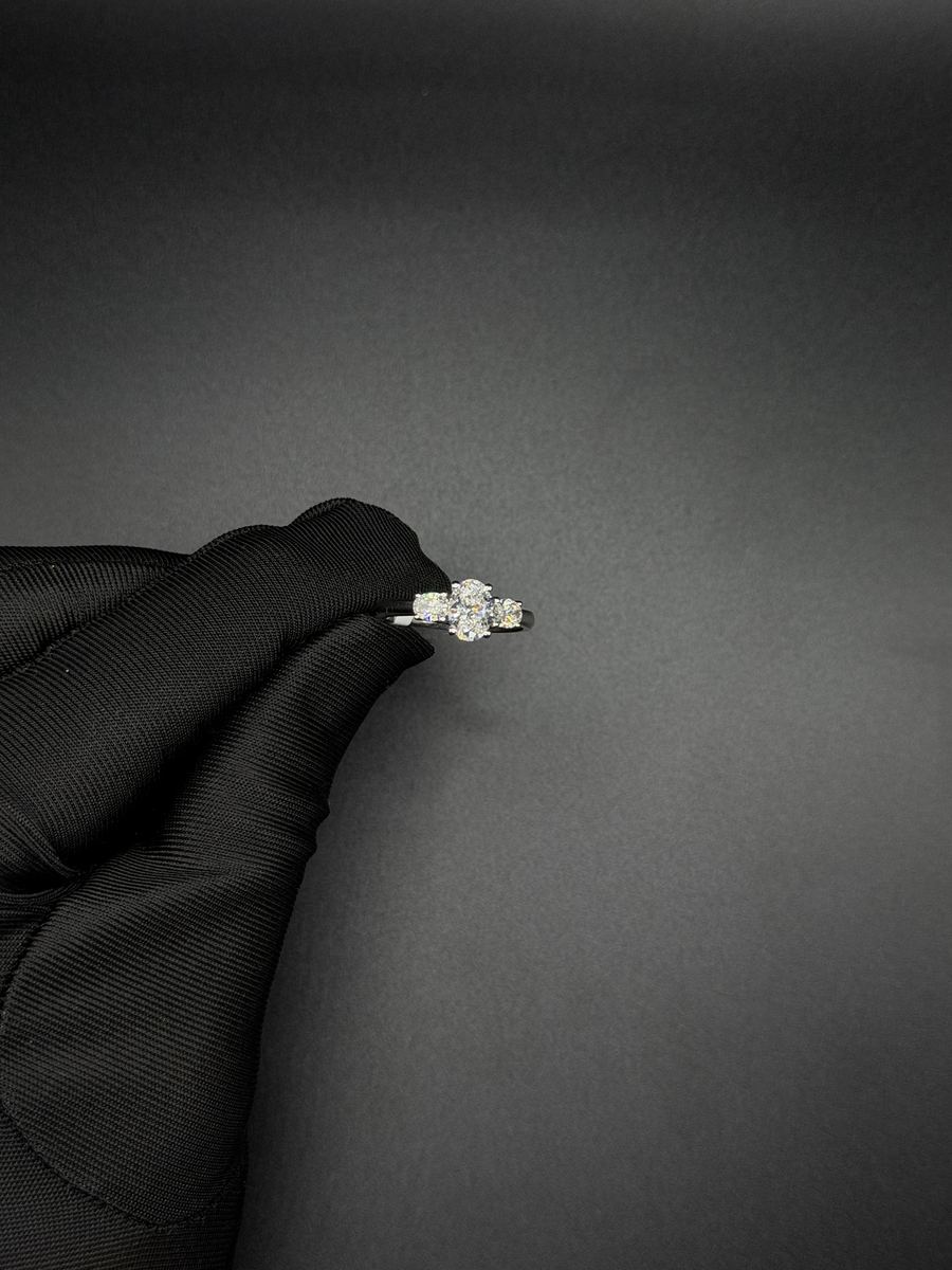 Anello con tre diamanti