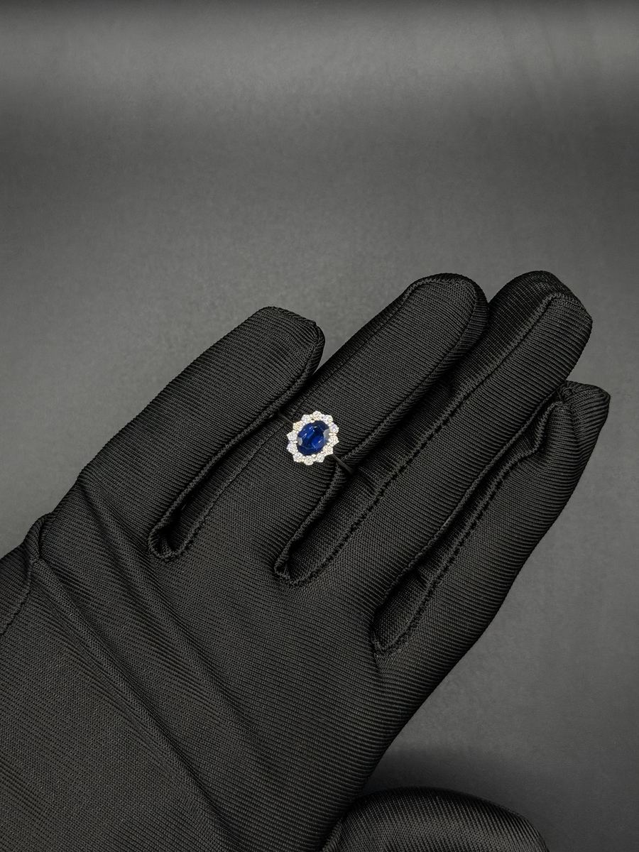 Anello con zaffiro ovale circondato da diamanti
