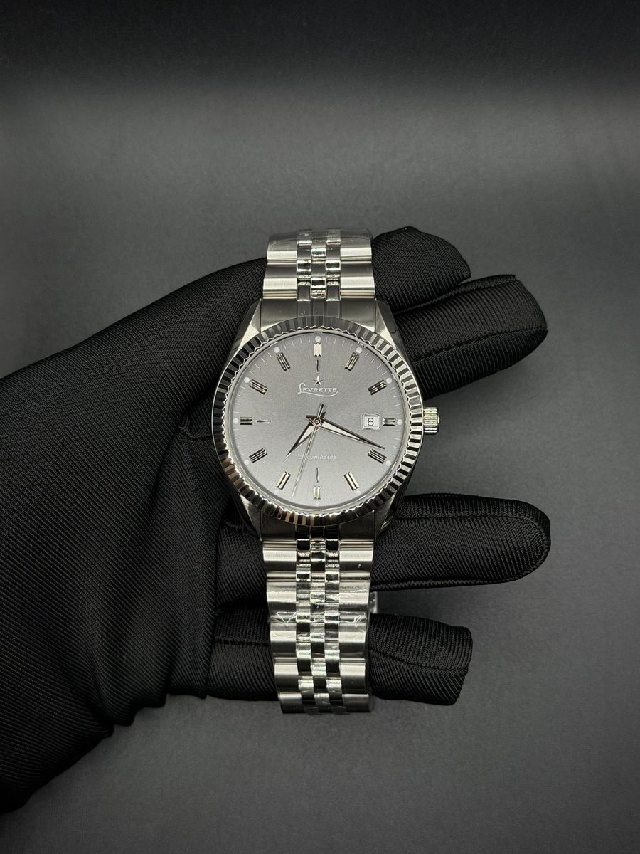 Orologio in acciaio con quadrante grigio e ghiera zigrinata