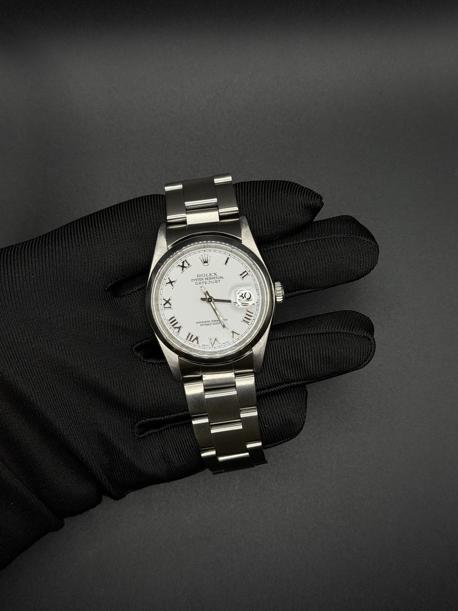 Orologio in acciaio con quadrante bianco e numeri romani