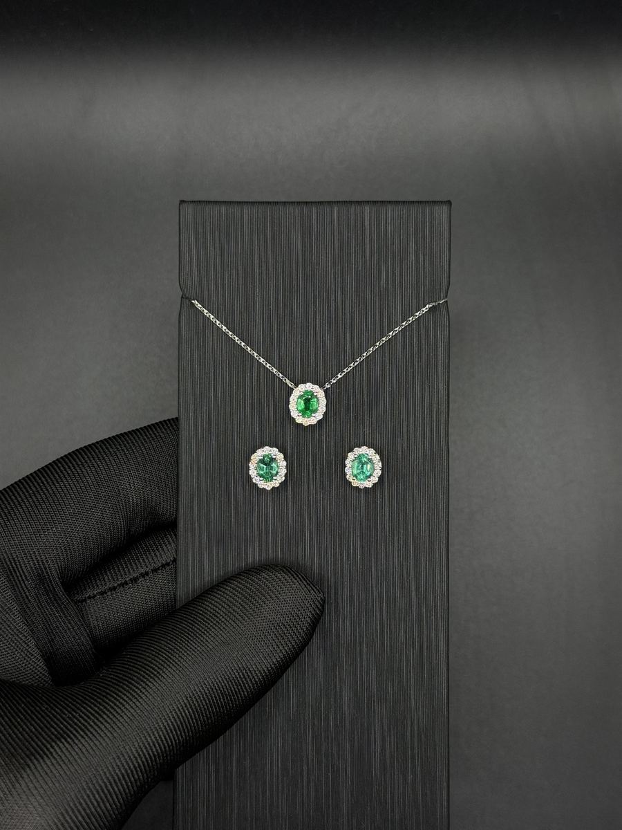 Parure con collana e orecchini in smeraldi e diamanti
