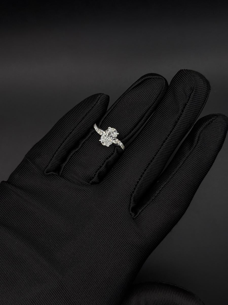 Anello solitario con diamante ovale e spalle in diamanti